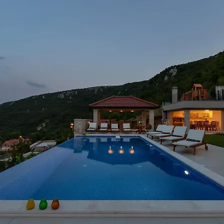 Mit Infinity Pool Und Wunderschoenem Seeblick * Studenci